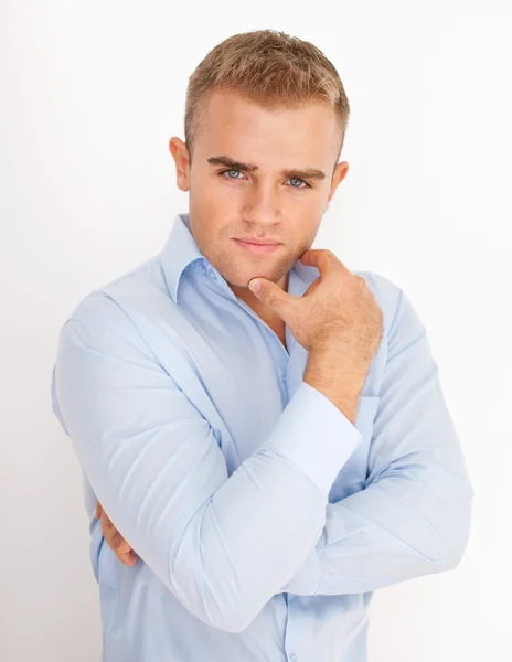 Retrato de un joven hombre de negocios sosteniendo la mano hasta la barbilla con los brazos —  Fotos de Stock