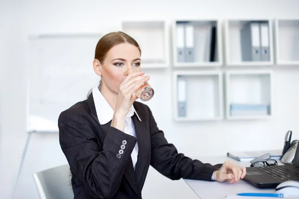 Retrato de una joven empresaria bebiendo agua — Foto de Stock