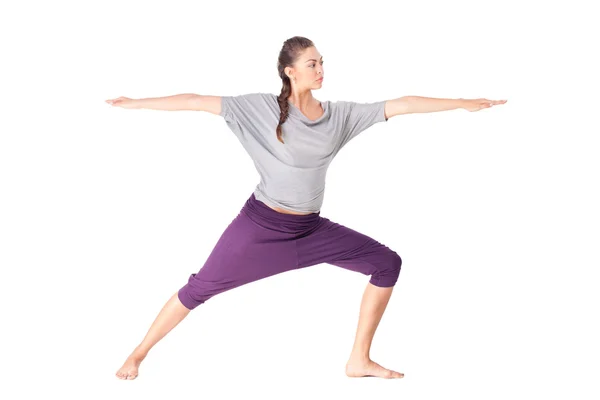 Jovem mulher fazendo ioga exercício guerreiro Pose — Fotografia de Stock