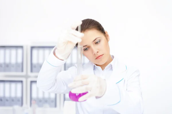 Giovane ricercatrice chimica di sesso femminile che lavora con sostanze chimiche — Foto Stock