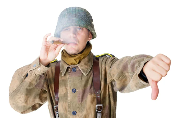Soldado fumando um charuto e dá um polegar para baixo — Fotografia de Stock