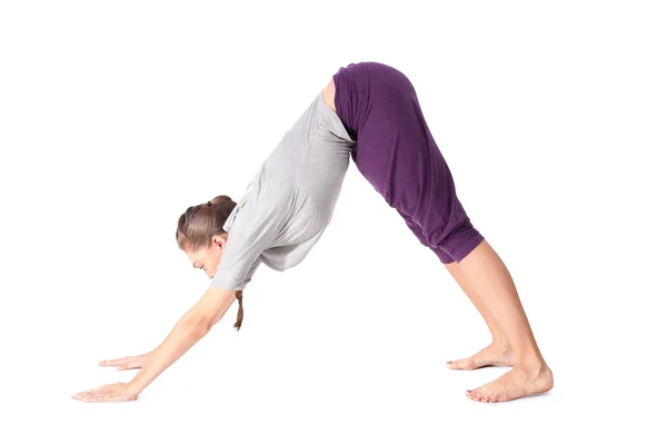 Mujer joven haciendo ejercicio de yoga Perro boca abajo — Foto de Stock