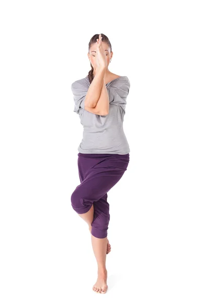 Mladá žena, která dělá jóga cvičení garudasana orel pozice izolované o — Stock fotografie