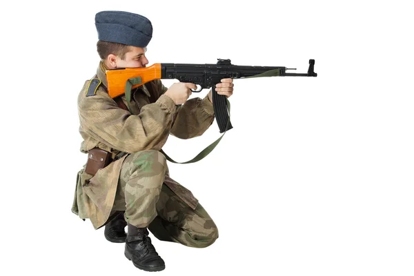 Soldat med maskinpistol. Isolert på hvit bakgrunn – stockfoto