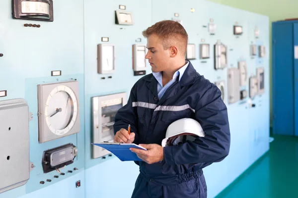 Retrato de jovem engenheiro na sala de controle — Fotografia de Stock