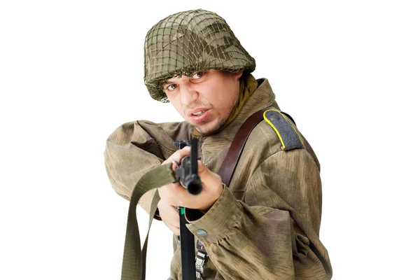 Soldat skyter maskinpistol isolert på hvitt. – stockfoto