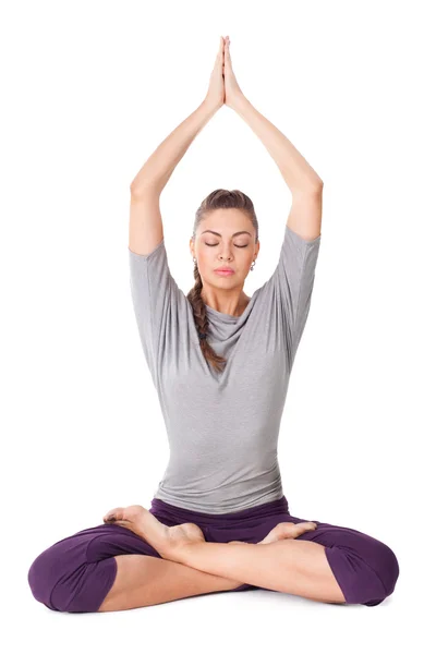 Ung kvinna gör yoga övning padmasana (lotus pose). — Stockfoto