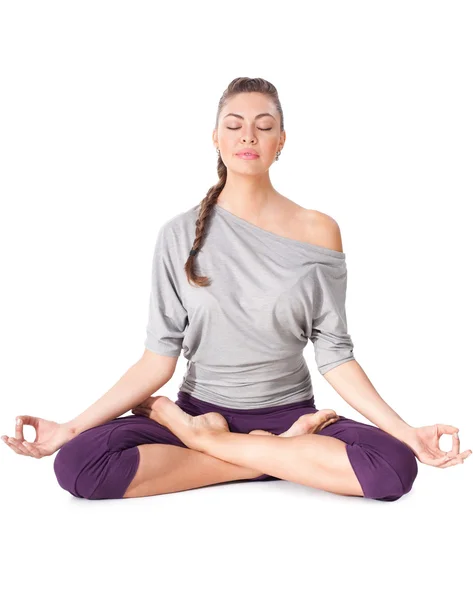 Ung kvinna gör yoga övning padmasana (lotus pose). — Stockfoto