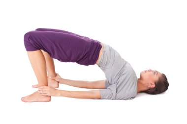 genç kadın Yoga egzersiz köprü poz yapıyor