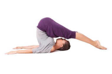 genç bir kadın Yoga egzersiz halasana (pulluk poz) yapıyor. izole o