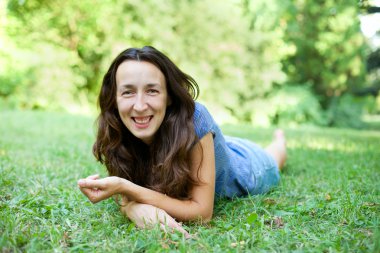 genç kadın, yeşil çim üzerinde yalan