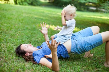 Anne ve oğlu parkta çim eğleniyor