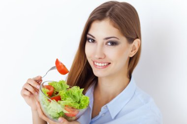 taze bir salata yemek mutlu bir genç kadın