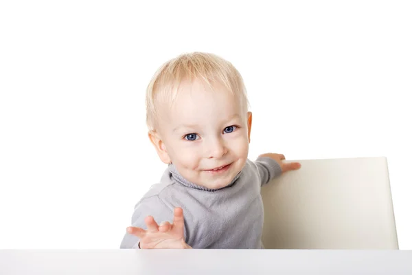 Menino sentado à mesa — Fotografia de Stock