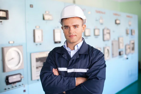 Retrato de jovem engenheiro na sala de controle — Fotografia de Stock