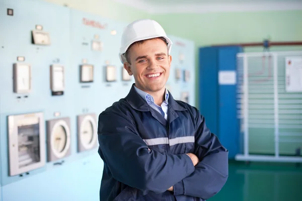 Junge Ingenieurin im Kontrollraum — Stockfoto