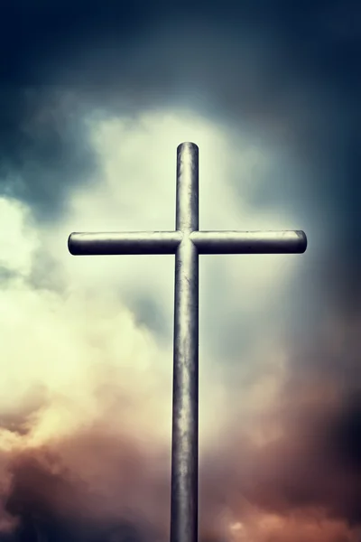 Железный крест на темном небе — стоковое фото