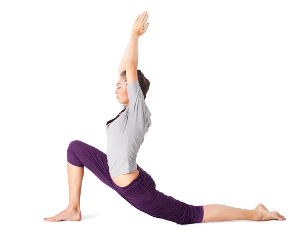 genç kadın Yoga asana düşük hamle yapıyor