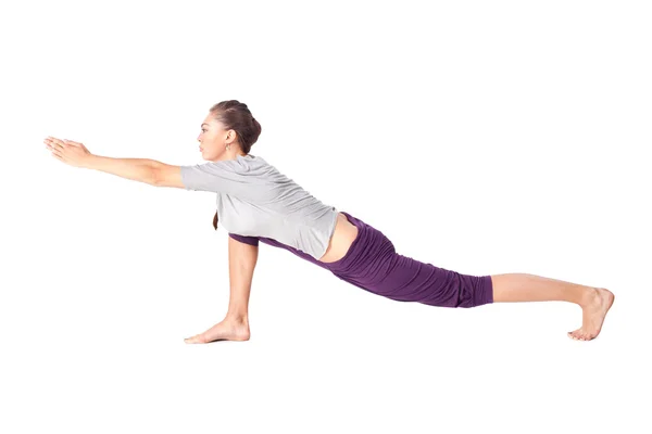 Mujer joven haciendo ejercicio de yoga baja embestida — Foto de Stock