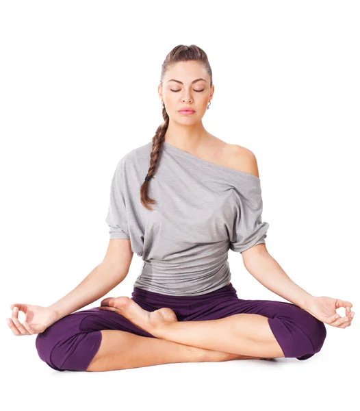 Młoda kobieta medytująca w pozycji lotosu — Zdjęcie stockowe