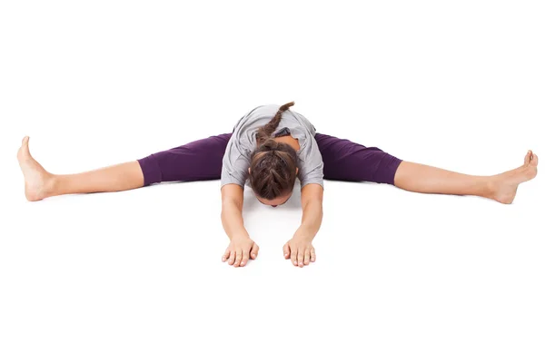 Mladá žena provádí gymnastických cvičení izolovaných na bílém — Stock fotografie