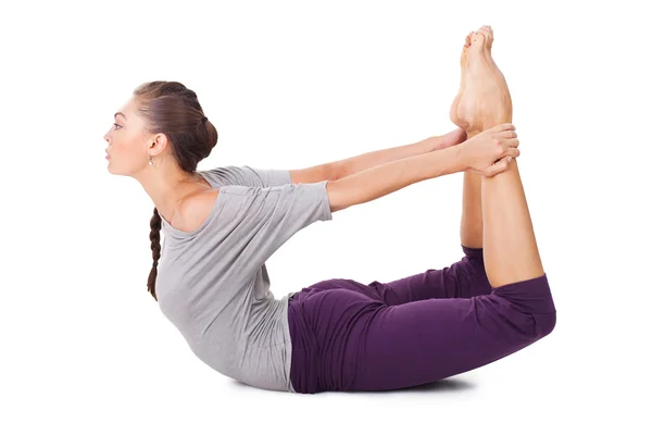 Jovem fazendo exercício de ioga Dhanurasana (Bow Pose ) — Fotografia de Stock