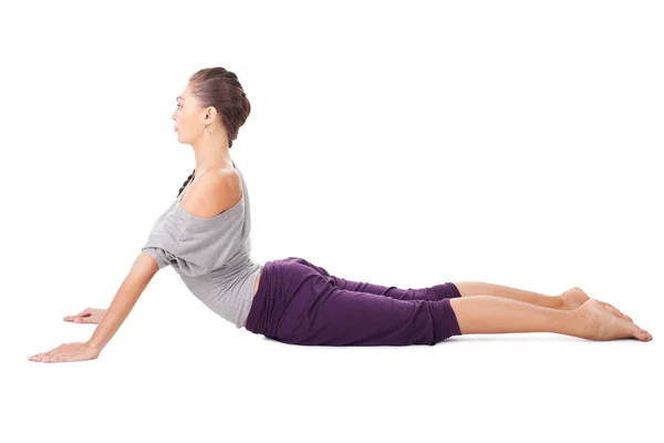 Mujer joven haciendo ejercicio de yoga Bhujangasana (pose cobra ) —  Fotos de Stock