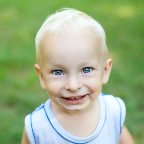 Sorridente ragazzino nel parco — Foto Stock