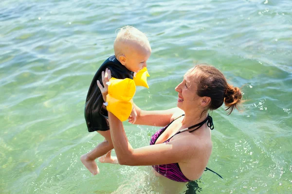 Νεαρή μητέρα με τον γιο της στο νερό — Φωτογραφία Αρχείου