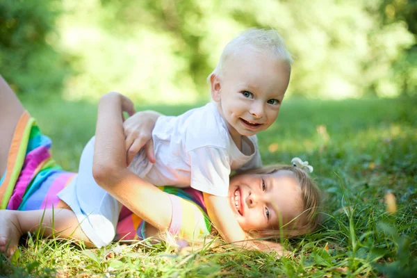 Brat i siostra gra na trawie — Zdjęcie stockowe