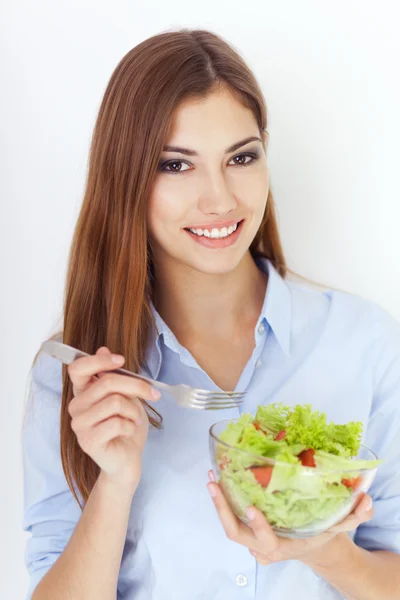 Šťastná mladá žena jíst čerstvý salát — Stock fotografie