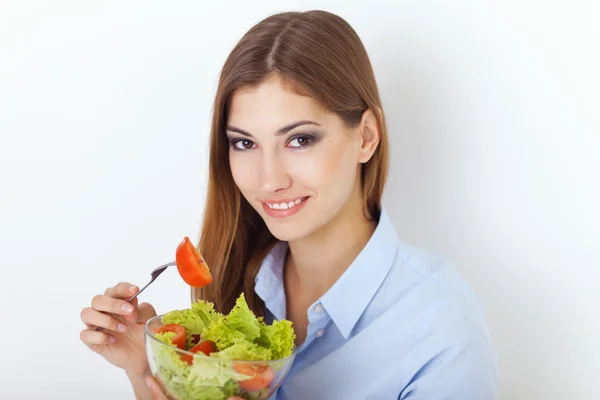 Taze bir salata yemek mutlu bir genç kadın — Stok fotoğraf