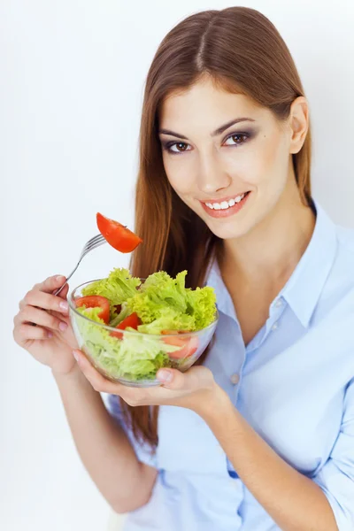 신선한 샐러드를 먹는 행복 한 젊은 여자 — 스톡 사진