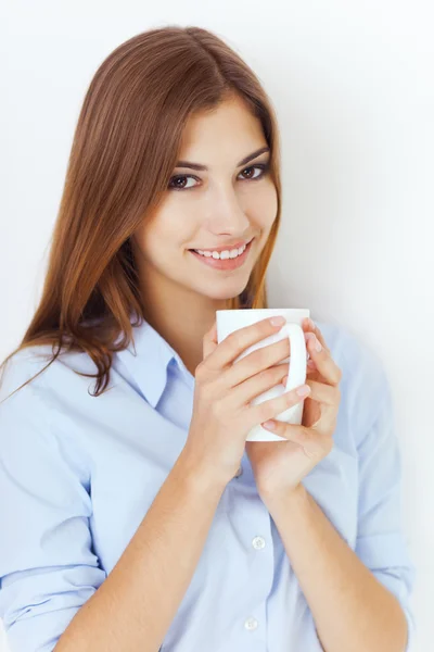 Jeune femme avec une tasse de thé ou de café — Photo