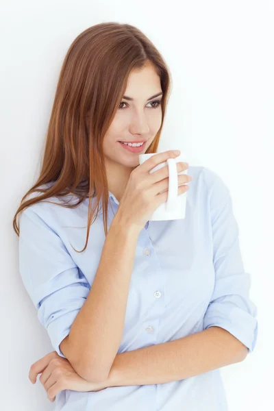 Jeune femme avec une tasse de thé ou de café — Photo