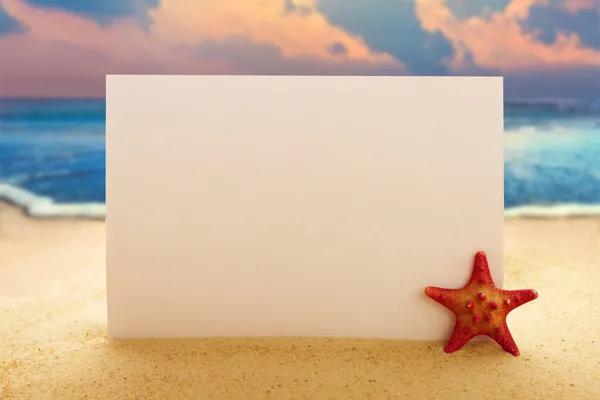 Papel em branco com estrela do mar na praia — Fotografia de Stock