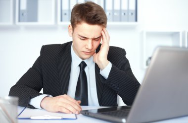 Office yorgun genç işadamı