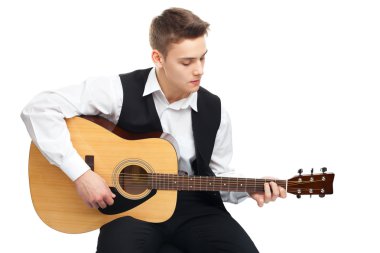 genç adam gitar çalmaya