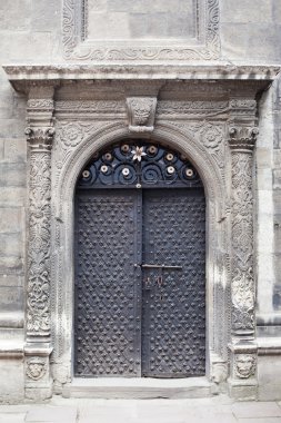 eski siyah metal kapı