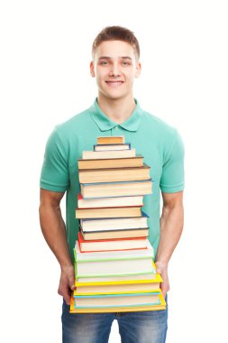büyük kitap yığını tutan öğrenci gülümseyen