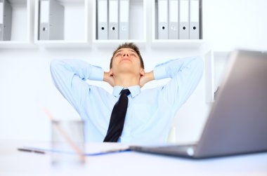 ofiste rahat genç işadamı