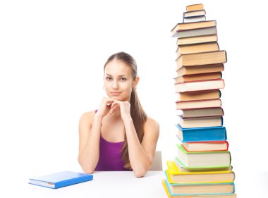 Öğrenci kız kitap'ın yüksek yığını ile