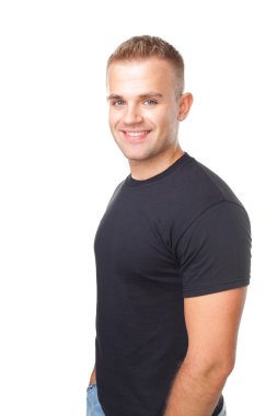 mutlu gülümseyen genç adam