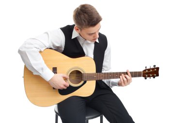 genç adam gitar çalmaya