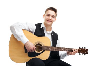 genç adam gitar çalmaya