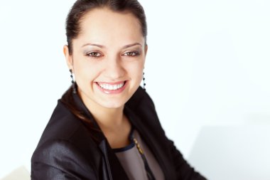 Gülümseyen genç bir kadının portresi