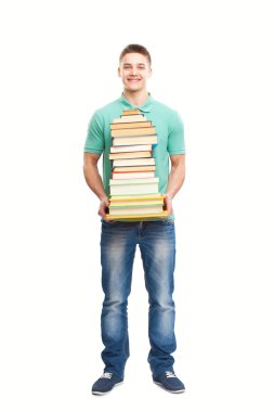 büyük kitap yığını tutan öğrenci gülümseyen
