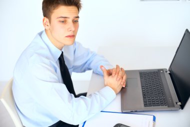 ofiste onun işyerinde dalgın genç işadamı