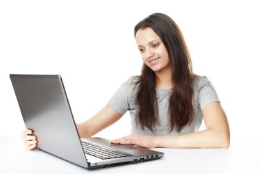 Masadaki laptop ile genç ve güzel esmer kadın