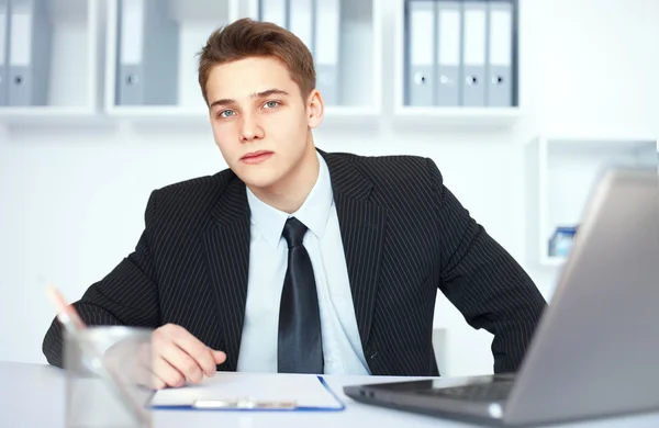 Jovem empresário em seu local de trabalho — Fotografia de Stock